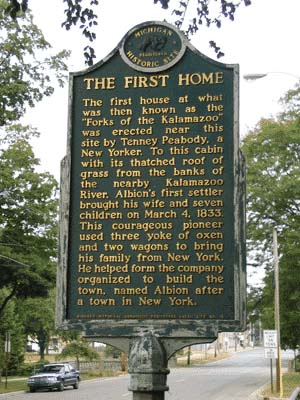 Panneau signalant la première maison construite à Albion